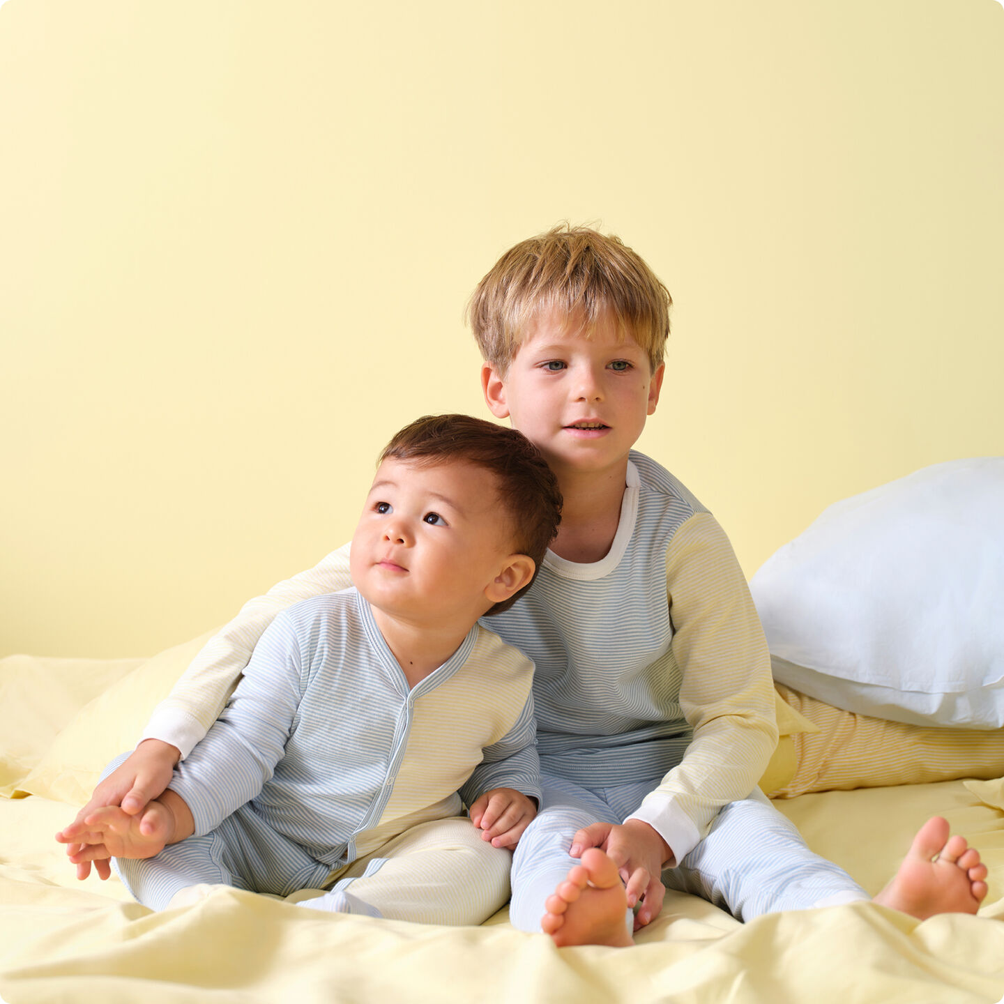 <p class="text-component">Pijamas de rayas</p>