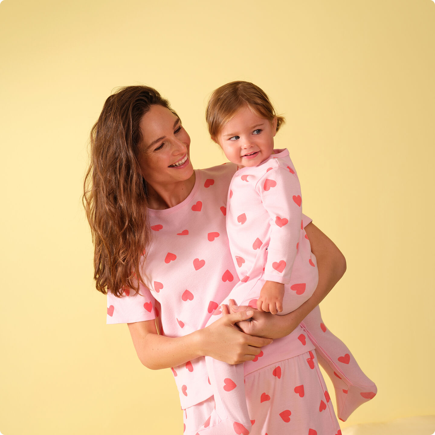 <p class="text-component">Pijamas de corazones</p>