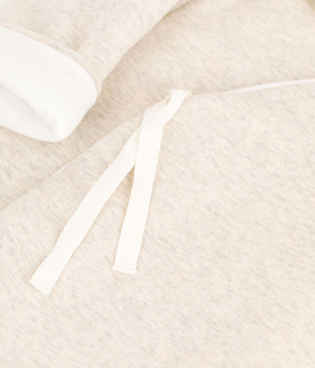 Mono largo gris de mezclilla con capucha de beb&eacute; de algod&oacute;n org&aacute;nico beige