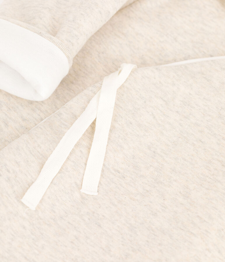 Mono largo gris de mezclilla con capucha de beb&eacute; de algod&oacute;n org&aacute;nico beige