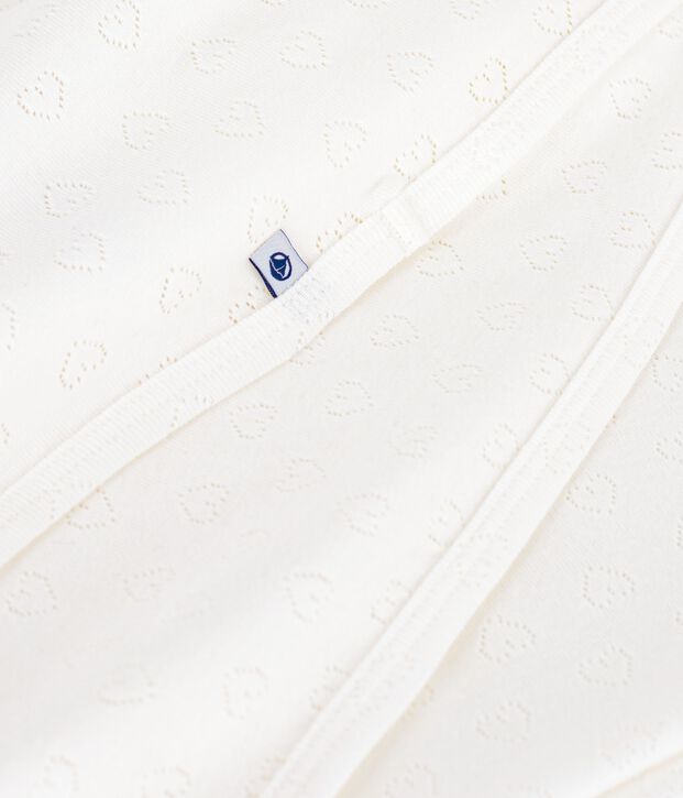 Manta ligera de algod&oacute;n calado con coraz&oacute;n para reci&eacute;n nacido blanco