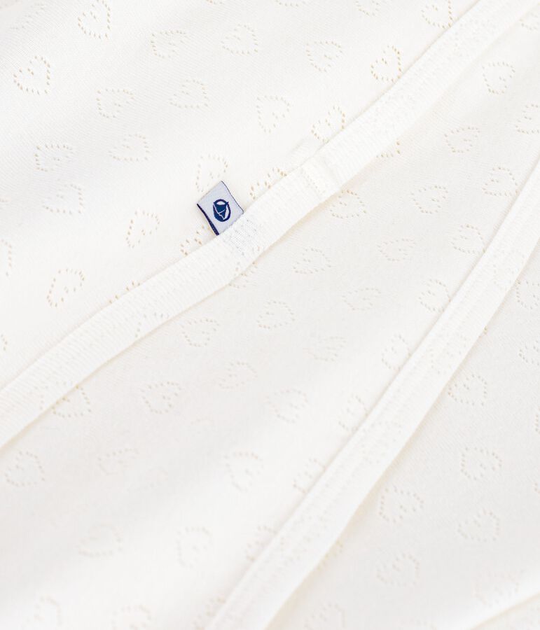 Manta ligera de algod&oacute;n calado con coraz&oacute;n para reci&eacute;n nacido blanco