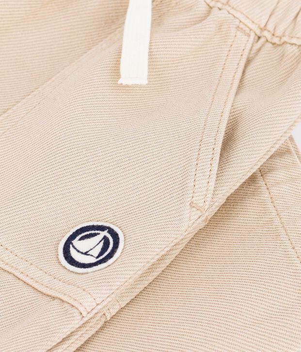Pantal&oacute;n cargo liso de algod&oacute;n con insignia para beb&eacute; beige