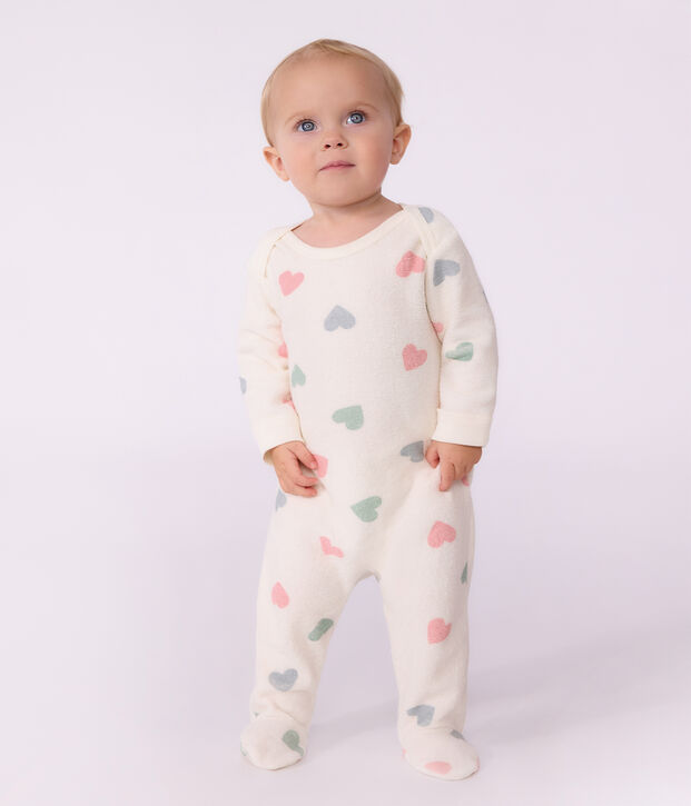 Pijama de rizo de algod&oacute;n con estampado de corazones y abertura sin botones de presi&oacute;n para beb&eacute; crudo/multicolor