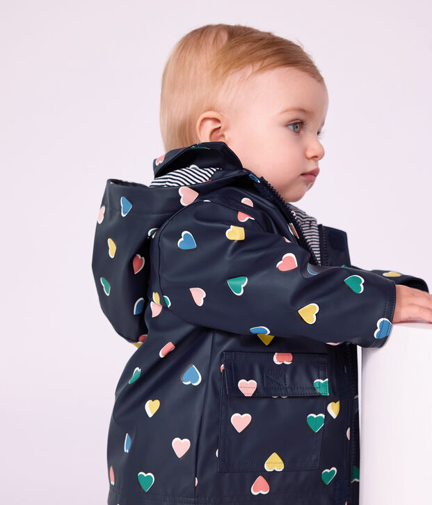 Chubasquero ic&oacute;nico con estampado de corazones para beb&eacute; azul/multicolor