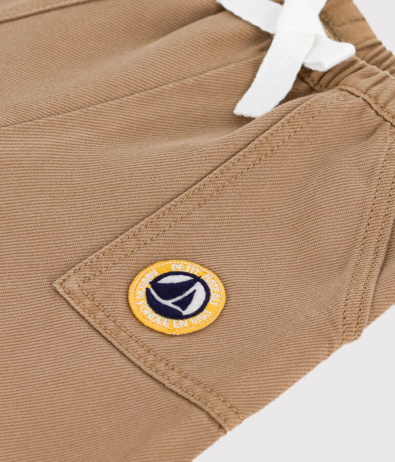 Pantal&oacute;n cargo liso de algod&oacute;n con insignia para beb&eacute; beige