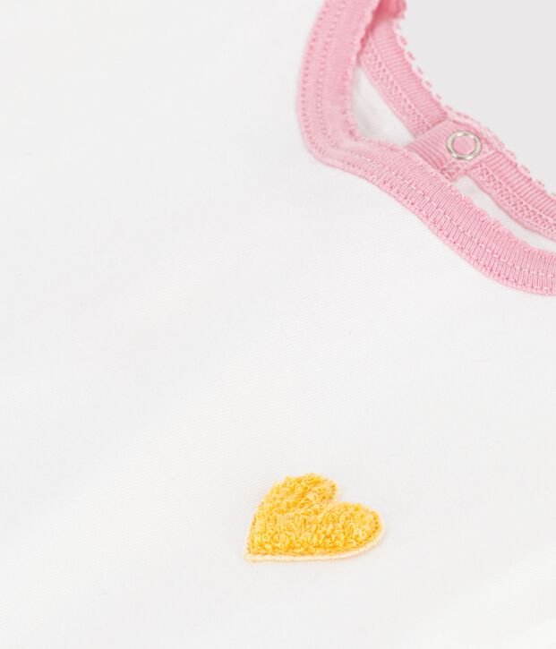 Camiseta lisa de algod&oacute;n de manga corta con insignia de coraz&oacute;n para beb&eacute; blanco