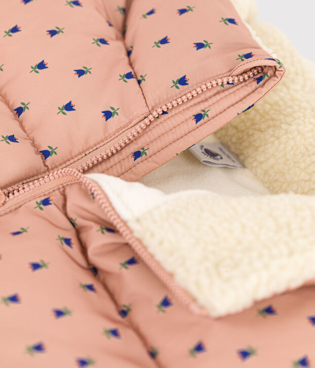 Plum&iacute;fero con capucha retr&aacute;ctil de ni&ntilde;a beige/multicolor