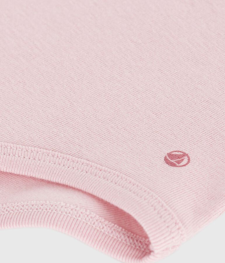 Body liso de algod&oacute;n con cuello para beb&eacute; rosa