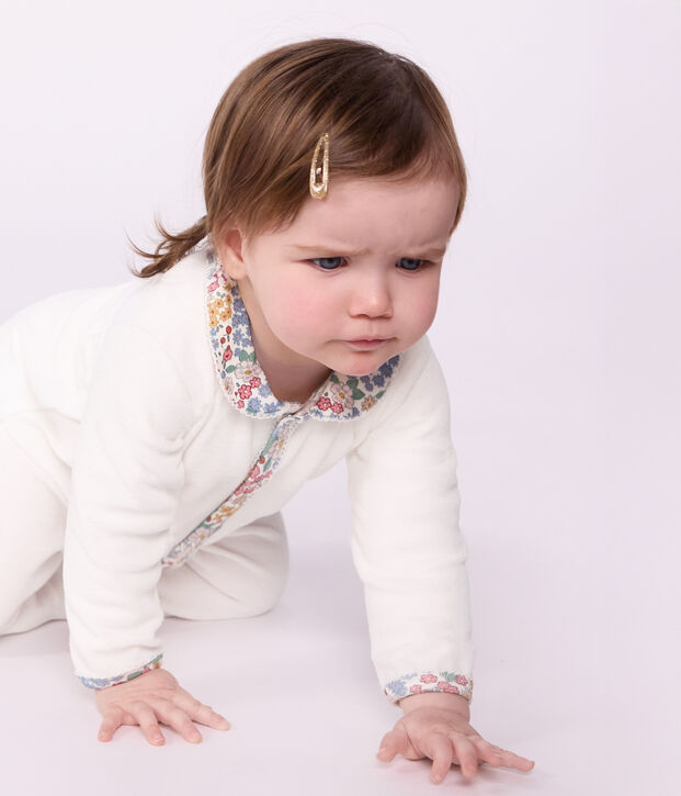 Pijama liso de terciopelo con cuello con estampado de flores para beb&eacute; blanco