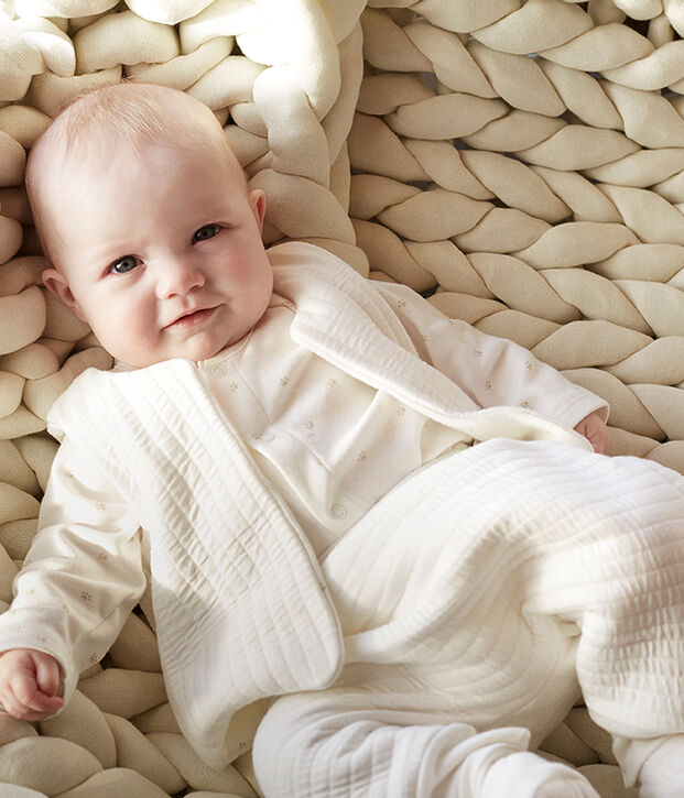 Conjunto de tres piezas para beb&eacute; ni&ntilde;a de t&uacute;bico blanco