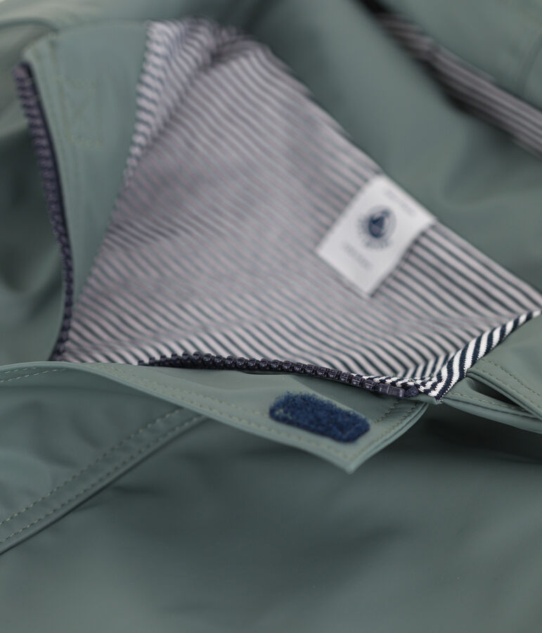 CHUBASQUERO EMBLEM&Aacute;TICO RECICLADO PARA NI&Ntilde;O/NI&Ntilde;A gris