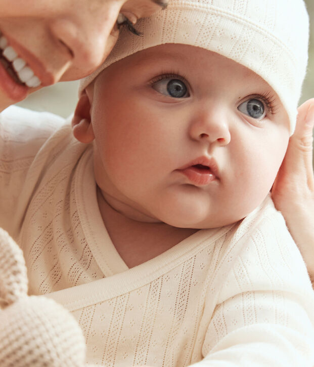 Conjunto largo de 3 piezas de algod&oacute;n calado con gorro para beb&eacute; MILK