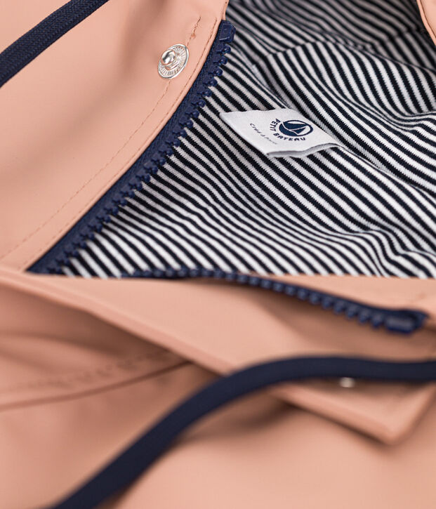 Ic&oacute;nico impermeable encerado fabricado con materiales reciclados beige