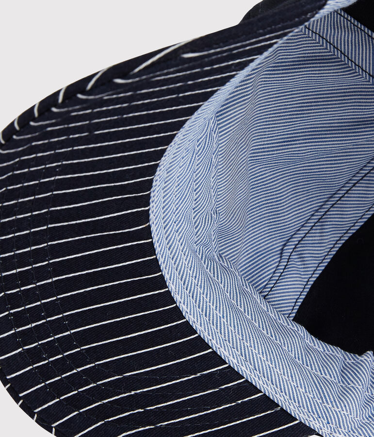 Gorra con placa de rizo de beb&eacute; ni&ntilde;o. azul/blanco