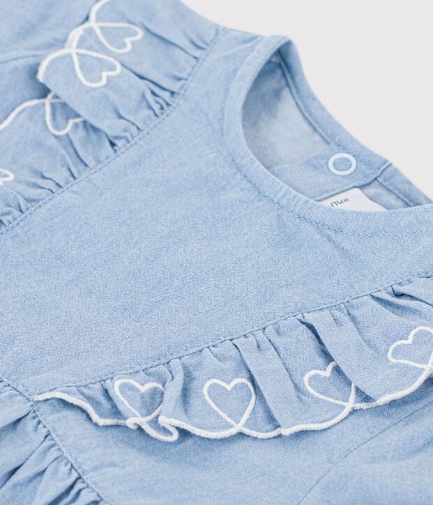 Vestido de beb&eacute; de chambray de manga corta bordado con corazones. azul