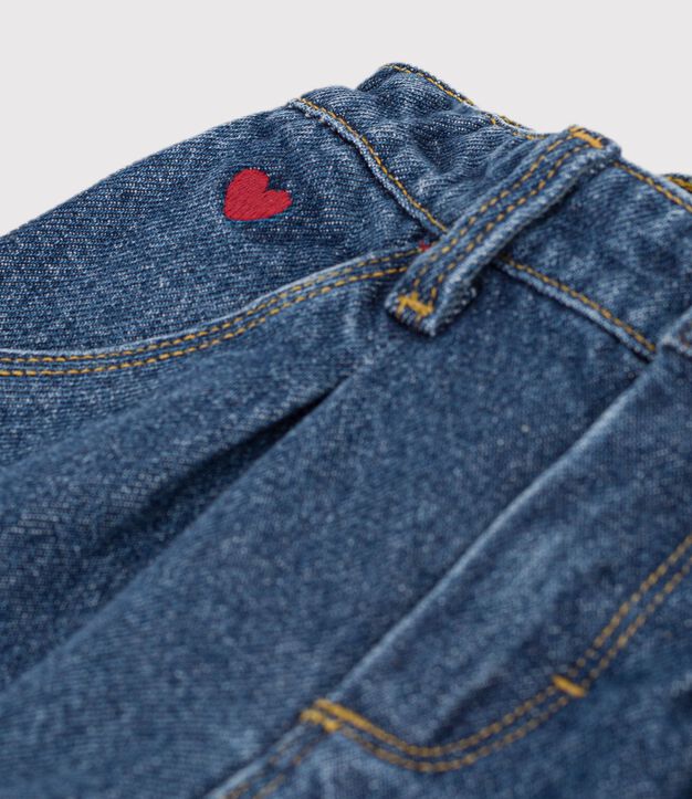 Pantal&oacute;n denim liso con bordado de coraz&oacute;n para beb&eacute; azul