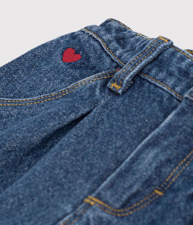 Pantal&oacute;n denim liso con bordado de coraz&oacute;n para beb&eacute; azul