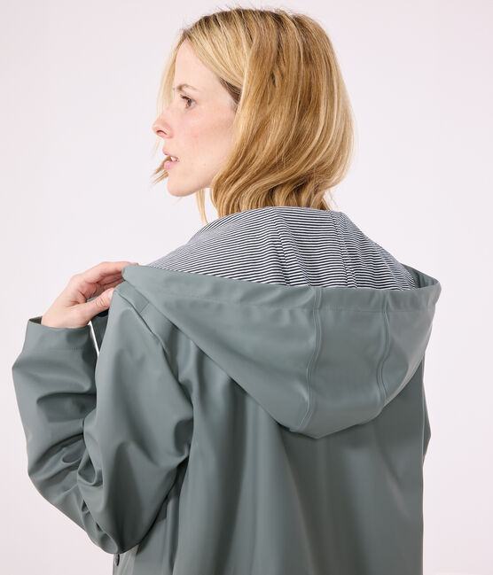 Chubasquero icónico de material reciclado y algodón orgánico verde THUYA
