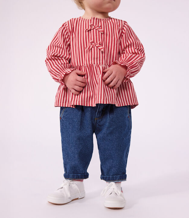 Pantal&oacute;n denim liso con bordado de coraz&oacute;n para beb&eacute; azul