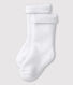 Calcetines blancos de bebé de rizo
