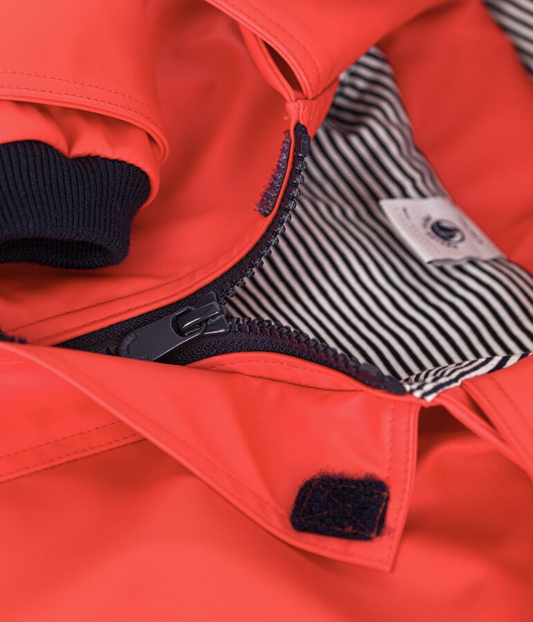 Chubasquero ic&oacute;nico de material hidr&oacute;fugo para beb&eacute; rojo