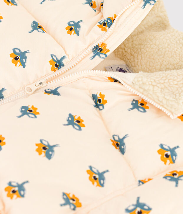 Chaqueta acolchada con capucha retr&aacute;ctil de ni&ntilde;a crudo/multicolor