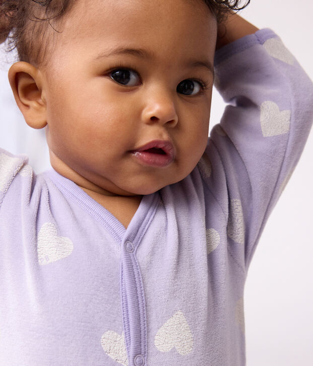 Pijama de terciopelo con estampado de corazones para beb&eacute; violeta/blanco