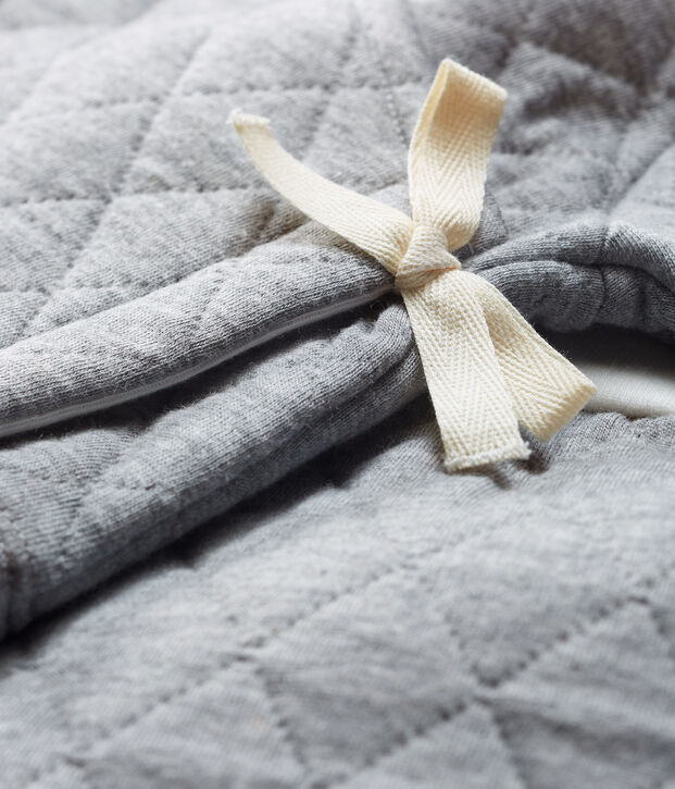 Conjunto de dos piezas para beb&eacute; de t&uacute;bico acolchado gris