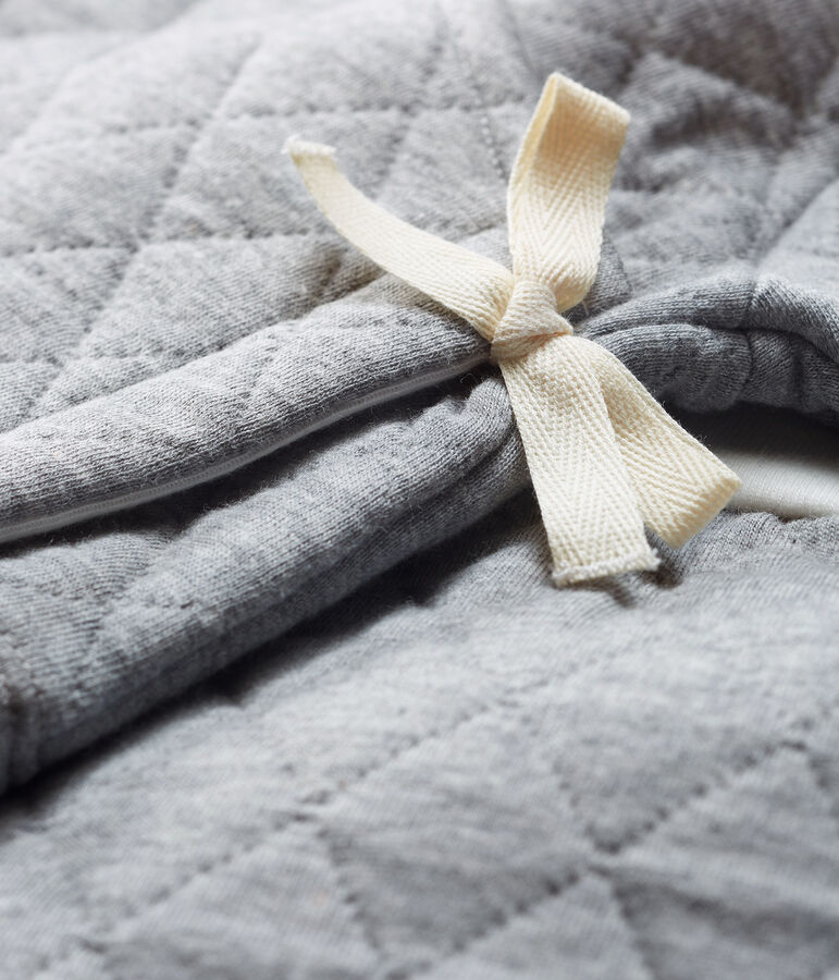 Conjunto de dos piezas para beb&eacute; de t&uacute;bico acolchado gris