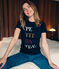 Camiseta de manga corta con serigrafía de texto azul SMOKING