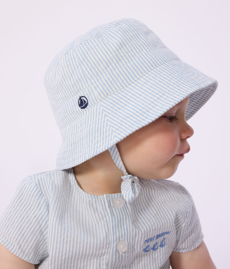 Gorro de lluvia anudable de seersucker para beb&eacute; azul/blanco