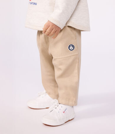 Pantal&oacute;n cargo liso de algod&oacute;n con insignia para beb&eacute;