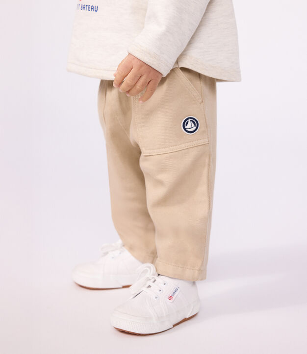 Pantal&oacute;n cargo liso de algod&oacute;n con insignia para beb&eacute; beige