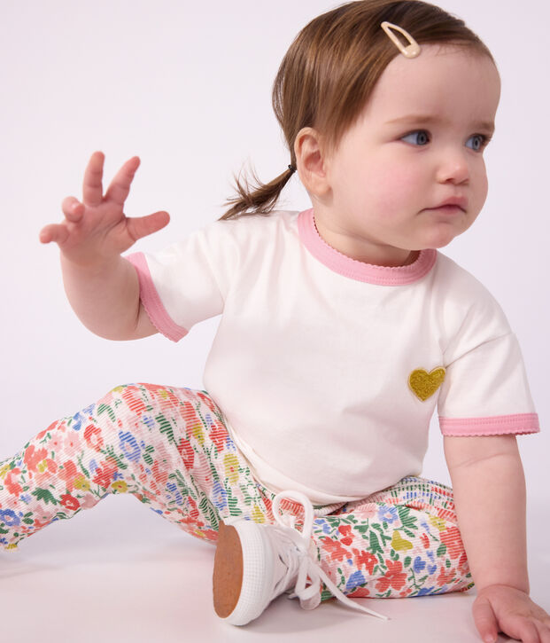 Camiseta lisa de algod&oacute;n de manga corta con insignia de coraz&oacute;n para beb&eacute; blanco