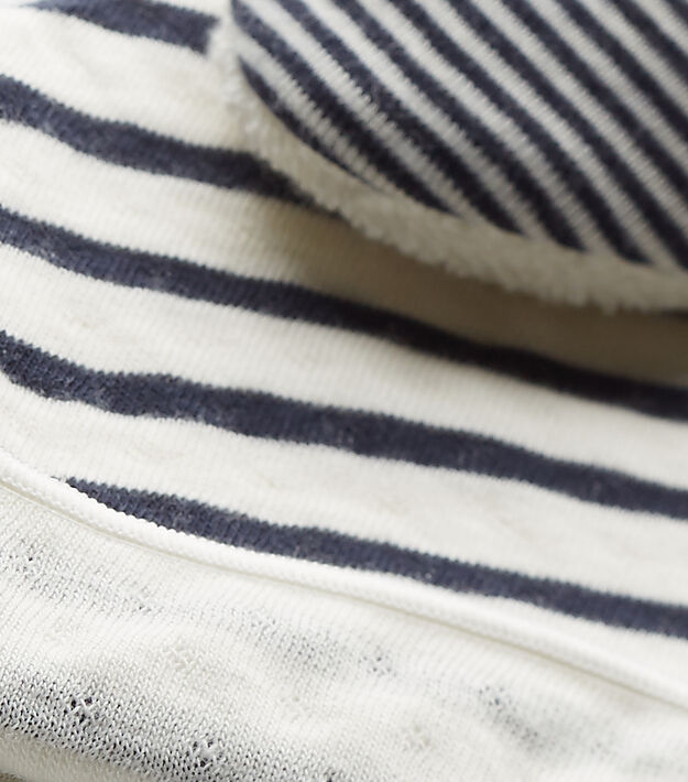 Conjunto de gorro y calcetines para beb&eacute; blanco/azul