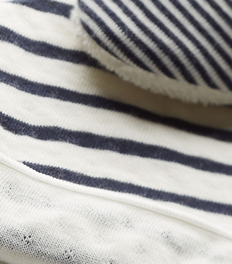 Conjunto de gorro y calcetines para beb&eacute; blanco/azul