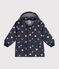 Chubasquero ic&oacute;nico con estampado de corazones para beb&eacute; azul/multicolor