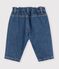 Pantal&oacute;n denim liso con bordado de coraz&oacute;n para beb&eacute; azul