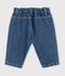 Pantal&oacute;n denim liso con bordado de coraz&oacute;n para beb&eacute; azul