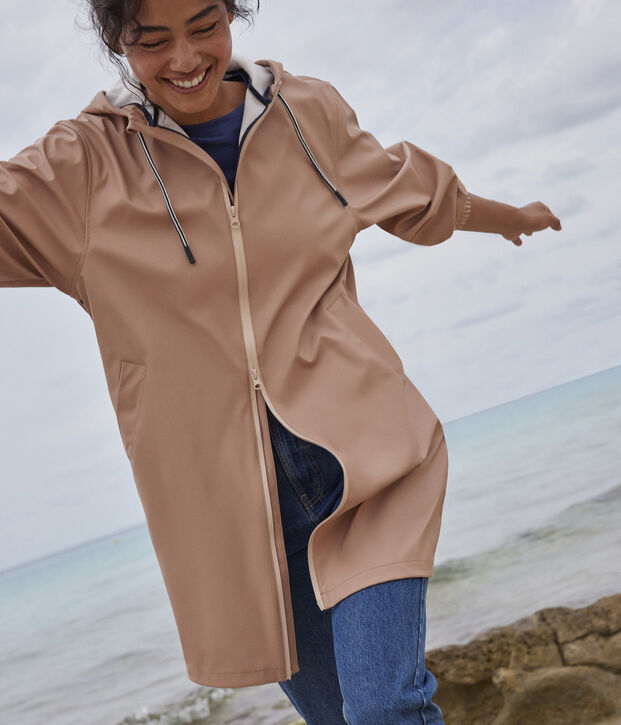 Chubasquero largo y ligero de material reciclado unisex beige