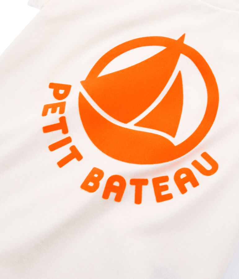 Camiseta infantil con logotipo blanco