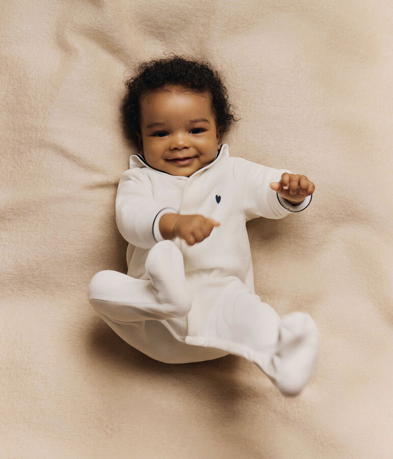 Pijama de terciopelo con cuello de uniforme para beb&eacute; blanco
