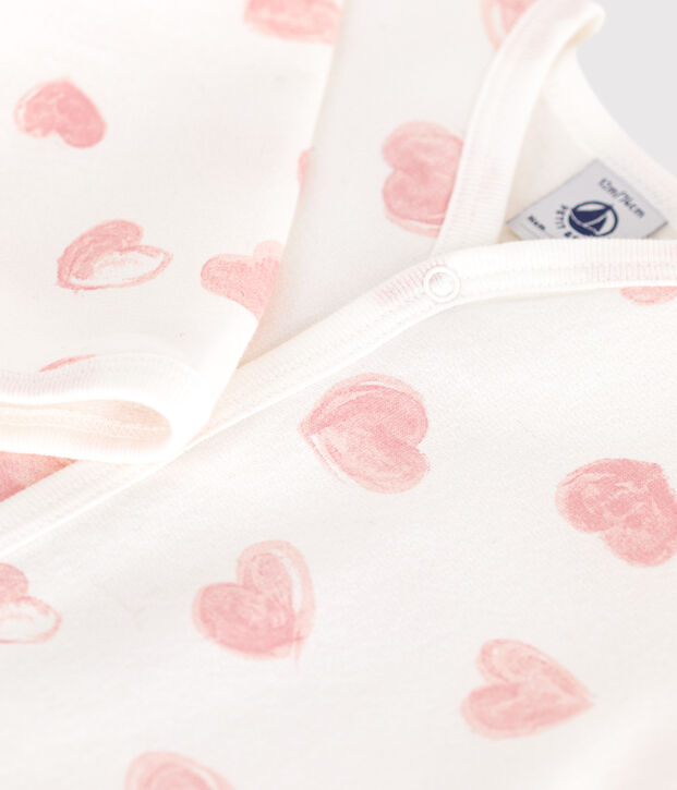 Pijama de felpa cepillada con cuello estampado de corazones para beb&eacute; blanco/rosa