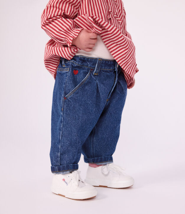 Pantal&oacute;n denim liso con bordado de coraz&oacute;n para beb&eacute; azul