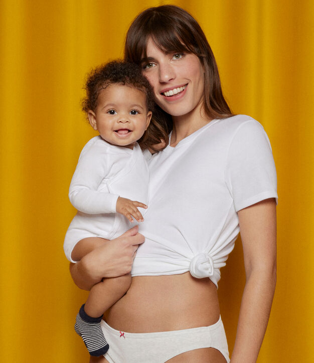 Beb&eacute; y mam&aacute; en blanco