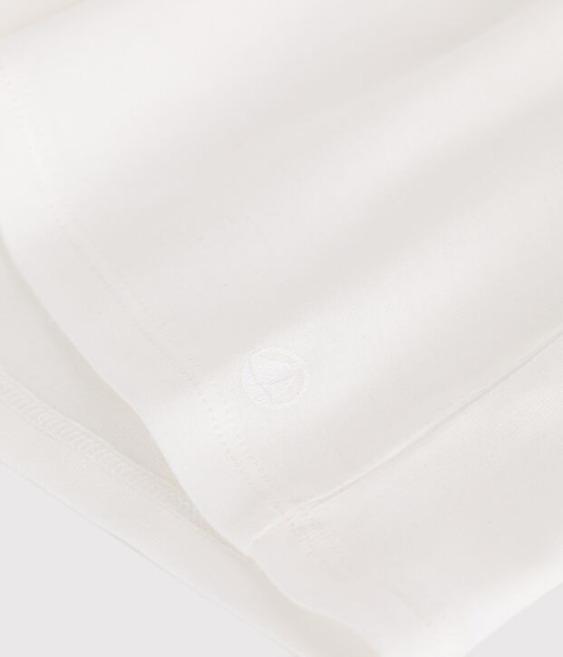 Camiseta infantil lisa de manga corta de algod&oacute;n con cuello blanco