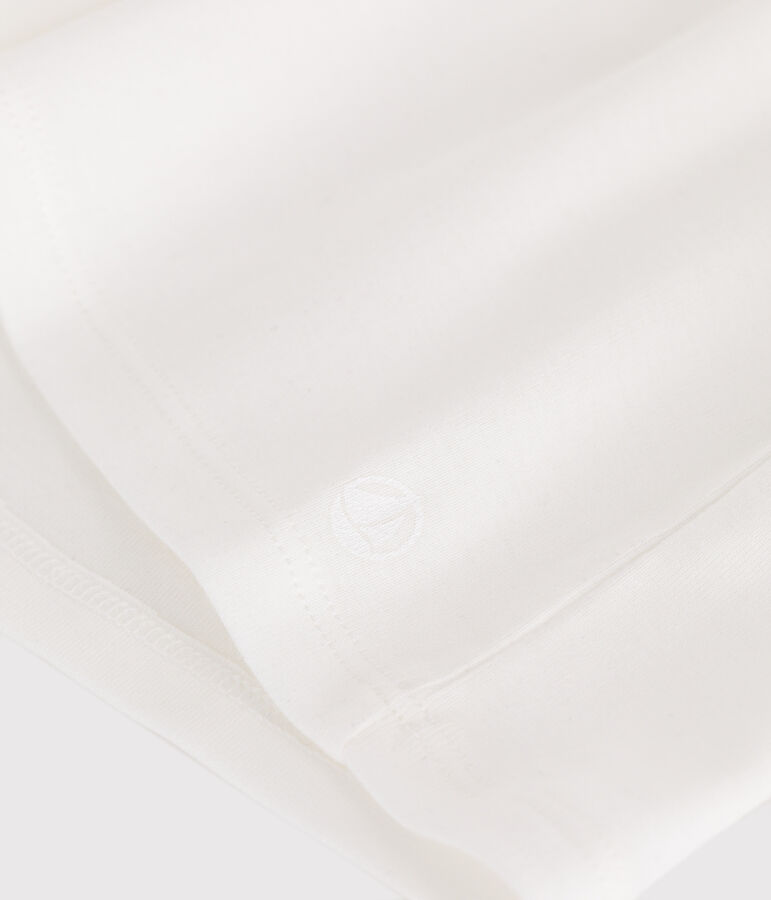 Camiseta infantil lisa de manga corta de algod&oacute;n con cuello blanco