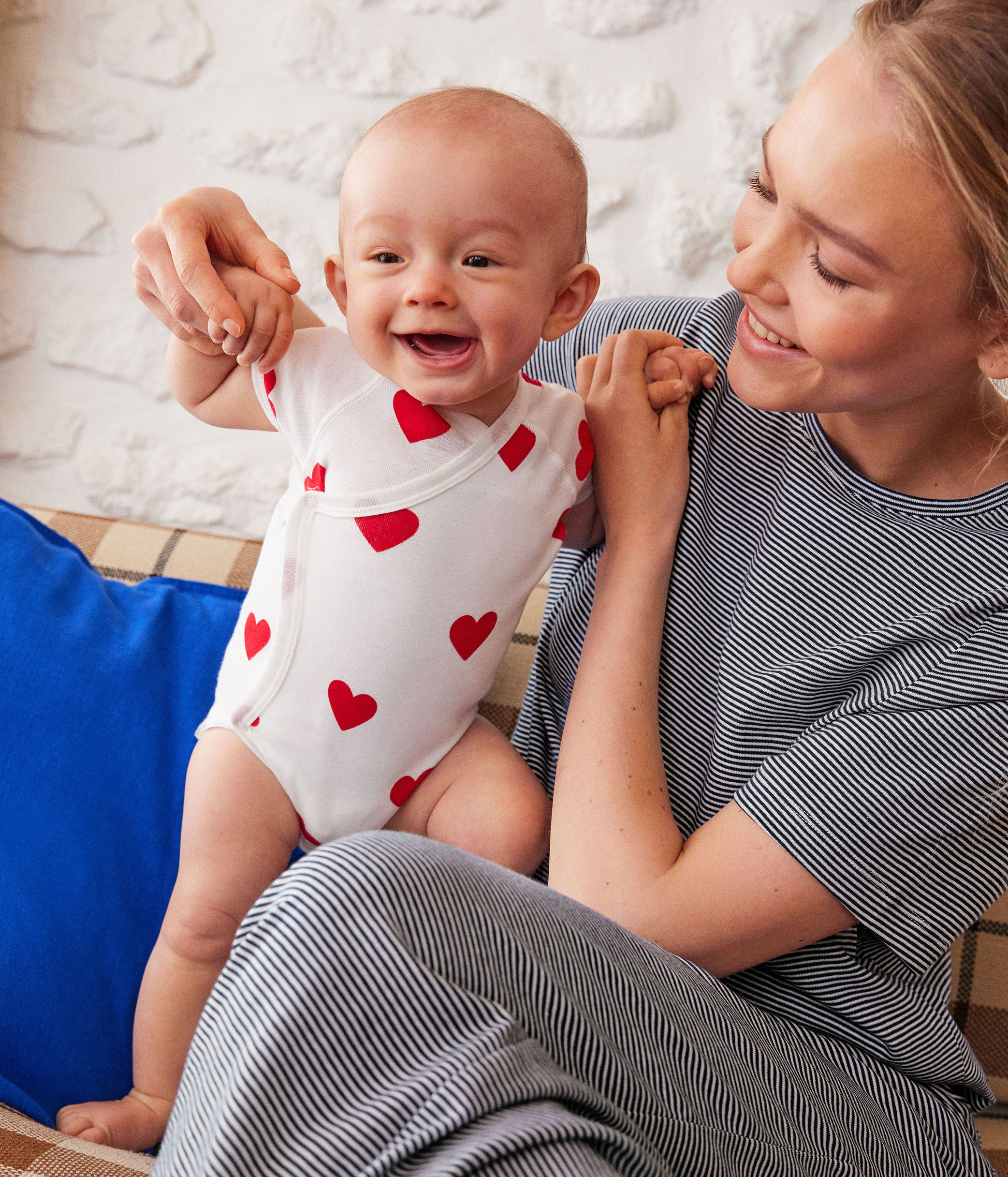 Juego de 3 bodis cruzados de algodon de manga corta con corazones para bebe variante 1 Petit Bateau